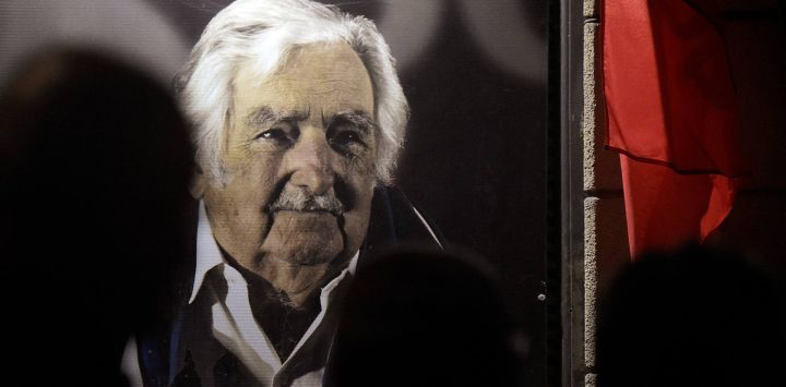 Un retrato del fallecido presidente uruguayo José Mujica se muestra en la sede del Frente Amplio en Montevideo. El expresidente uruguayo (2010-2015), José Mujica, exguerrillero e ícono de la izquierda latinoamericana, falleció a los 89 años.