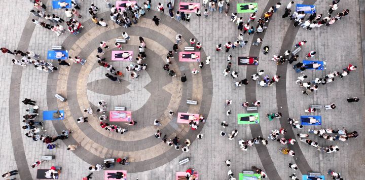 Vista aérea tomada con un dron de voluntarios de la Universidad del Sur de China demostrando técnicas de reanimación cardiopulmonar a estudiantes, en la ciudad de Hengyang, en la provincia de Hunan, en el centro de China.