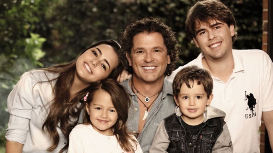 Carlos Vives junto a sus hijos