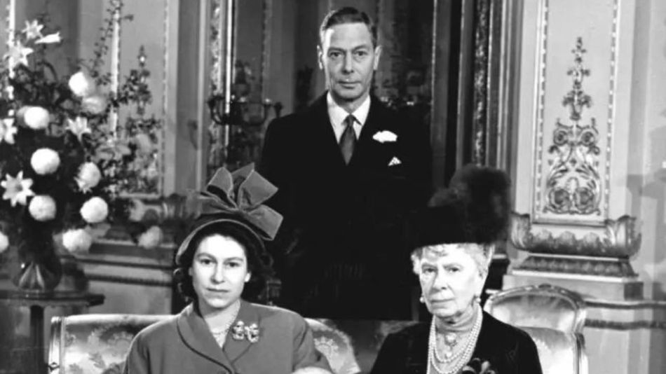 La Reina Isabel II junto a su abuela, su hijo y el Rey Jorge VI.