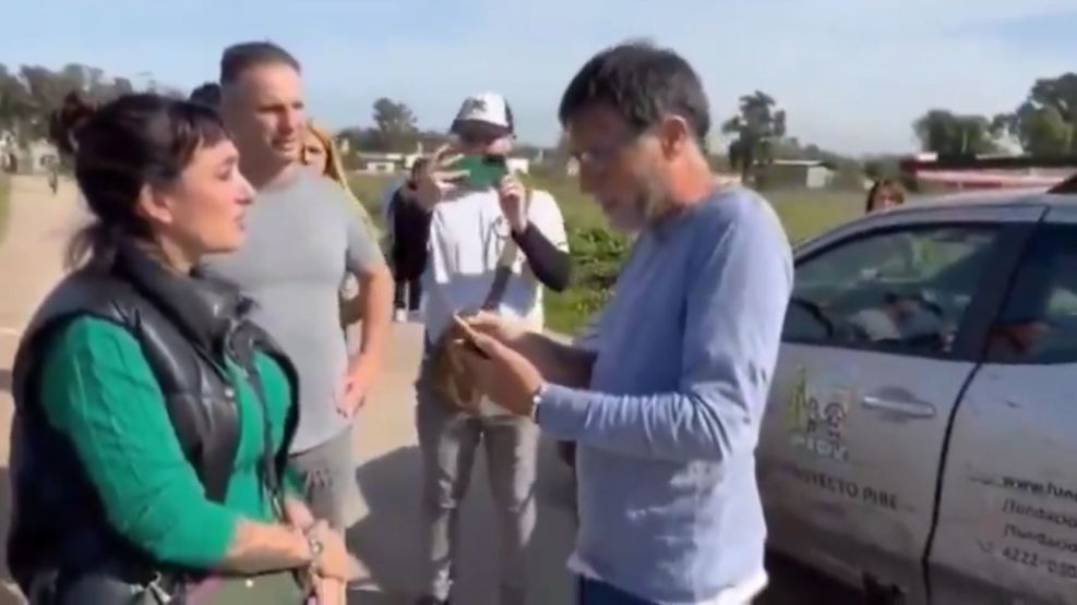 El padre Paco Olveira cruzó a Leila Gianni en Merlo: “Vos sos una basura”