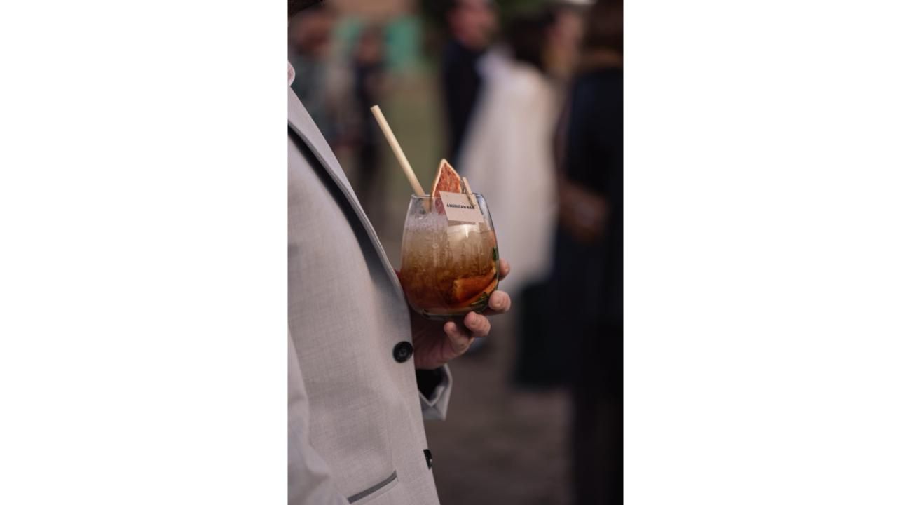American Bar: El arte de brindar con estilo.