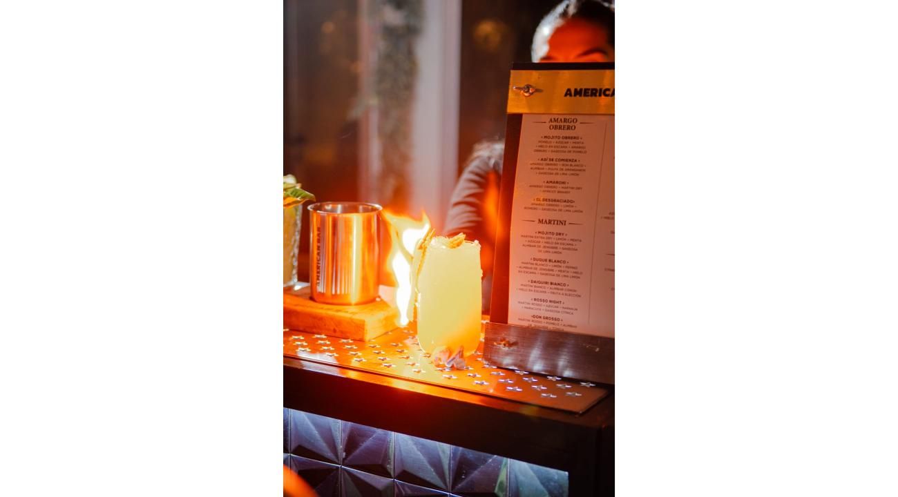 American Bar: El arte de brindar con estilo.