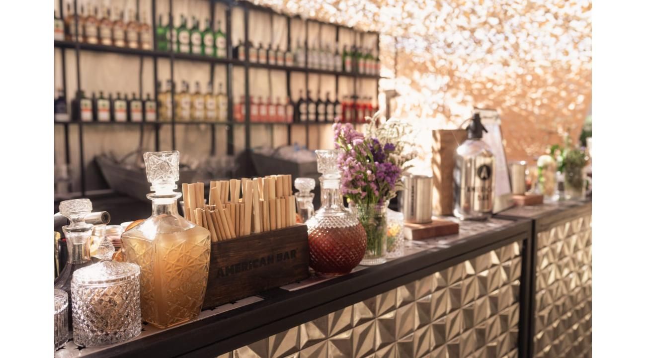 American Bar: El arte de brindar con estilo.