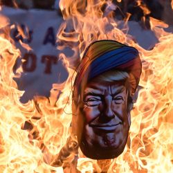 Activistas del Partido del Congreso de la India queman una efigie del presidente estadounidense Donald Trump por lo que afirman es su interferencia en el conflicto entre India y Pakistán, durante una protesta en Calcuta, India. | Foto:DIBYANGSHU SARKAR / AFP