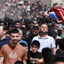 Dolientes palestinos marchan en la procesión fúnebre de Saher Nabil Bsharat, asesinado en una incursión del ejército en Tammun ese mismo día, durante su funeral en la ciudad cisjordana. Las tropas israelíes mataron a cinco palestinos en la Cisjordania ocupada en una incursión al sur de Tubas, que el ejército describió como dirigida contra edificios sospechosos de ser utilizados para planear atentados terroristas. | Foto:ZAIN JAAFAR / AFP
