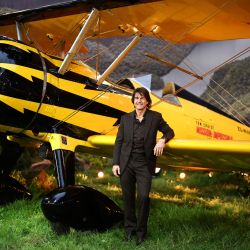 El actor estadounidense Tom Cruise posa en la alfombra roja junto a un avión a su llegada al estreno mundial de "Misión: Imposible - El Ajuste de Cuentas" en los Jardines de Leicester Square, en el centro de Londres. | Foto:HENRY NICHOLLS / AFP