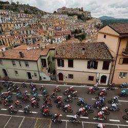 El pelotón pedalea en el pueblo de Muro Lucano durante la sexta etapa del 108º Giro de Italia, una carrera ciclista de 227 km entre Potenza y Nápoles. | Foto:Luca Bettini / AFP