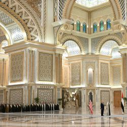 El presidente de Estados Unidos, Donald Trump y el presidente de los Emiratos Árabes Unidos, el jeque Mohamed bin Zayed Al Nahyan, llegan a Qasr Al-Watan (Palacio de la Nación) en Abu Dabi. | Foto:BRENDAN SMIALOWSKI / AFP
