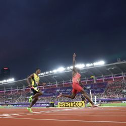 Imagen de Eliezer Adjibi, del equipo de Canadá, cruzando la línea de meta durante la final de relevos 4x100m mixtos de los Relevos Mundiales de Atletismo de Guangzhou 2025, en Guangzhou, en la provincia de Guangdong, en el sur de China. | Foto:Xinhua/Li Ming