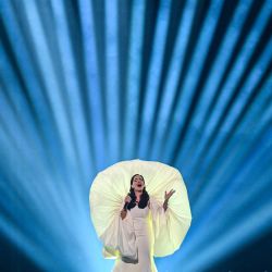 La cantante montenegrina Nina Zizic, representante de Montenegro, interpreta la canción "Dobrodosli" durante el ensayo general de la segunda semifinal del Festival de la Canción de Eurovisión 2025, en el estadio St. Jakobshalle de Basilea. | Foto:FABRICE COFFRINI / AFP