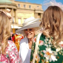 La reina Camila de Gran Bretaña saluda a los invitados durante la Fiesta del Jardín de Educación y Habilidades en el Palacio de Buckingham en Londres. | Foto:Aaron Chown / POOL / AFP