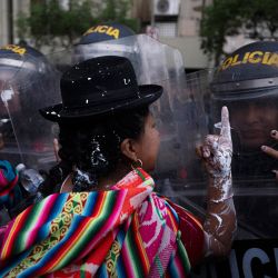 Manifestantes se enfrentan con la policía antidisturbios durante una protesta antigubernamental en Lima. La presidenta peruana Dina Boluarte nombró a su nuevo jefe de Gabinete en medio de una nueva jornada de protestas contra su impopular gobierno debido a una ola de extorsión por parte del crimen organizado. | Foto:ERNESTO BENAVIDES / AFP