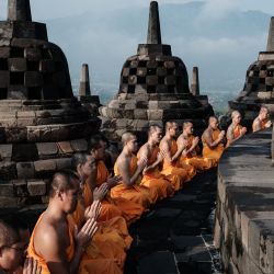 Monjes budistas rezan entre las estupas del templo de Borobudur, el monumento budista más grande del mundo y Patrimonio de la Humanidad por la UNESCO, en Magelang, Java Central, Indonesia. | Foto:Yasuyoshi Chiba / AFP