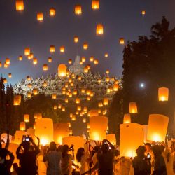Personas lanzan linternas de oración durante las celebraciones del Día de Vesak en el templo Borobudur, en Magelang, Java Central, Indonesia. | Foto:Xinhua/Agung Supriyanto