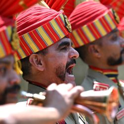 Soldados de la Fuerza de Seguridad Fronteriza (BSF) rinden homenaje durante una ceremonia de ofrenda floral al agente Deepak Chingakham, de dicha fuerza, quien falleció durante un tiroteo transfronterizo entre India y Pakistán en Jammu. | Foto:MONEY SHARMA / AFP