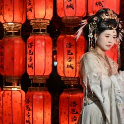 Una mujer posa para una sesión fotográfica en el paraje escénico de la antigua ciudad de Luoyi, en Luoyang, provincia central china de Henan. | Foto:ADEK BERRY / AFP