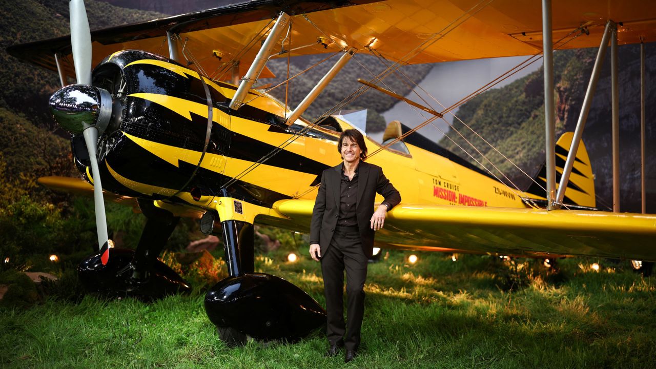 El actor estadounidense Tom Cruise posa en la alfombra roja junto a un avión a su llegada al estreno mundial de "Misión: Imposible - El Ajuste de Cuentas" en los Jardines de Leicester Square, en el centro de Londres. | Foto:HENRY NICHOLLS / AFP