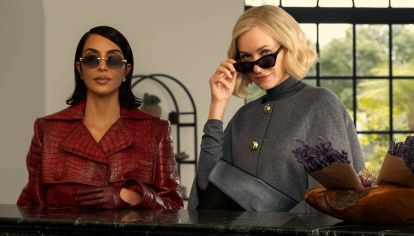Junto a un elenco estelar liderado por Naomi Watts, Glenn Close y Sarah Paulson, Kim Kardashian se lanza de lleno al mundo de la actuación. En Todo Vale, interpreta a una abogada de divorcios tan poderosa como implacable.