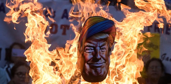 Activistas del Partido del Congreso de la India queman una efigie del presidente estadounidense Donald Trump por lo que afirman es su interferencia en el conflicto entre India y Pakistán, durante una protesta en Calcuta, India.
