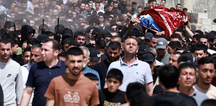 Dolientes palestinos marchan en la procesión fúnebre de Saher Nabil Bsharat, asesinado en una incursión del ejército en Tammun ese mismo día, durante su funeral en la ciudad cisjordana. Las tropas israelíes mataron a cinco palestinos en la Cisjordania ocupada en una incursión al sur de Tubas, que el ejército describió como dirigida contra edificios sospechosos de ser utilizados para planear atentados terroristas.