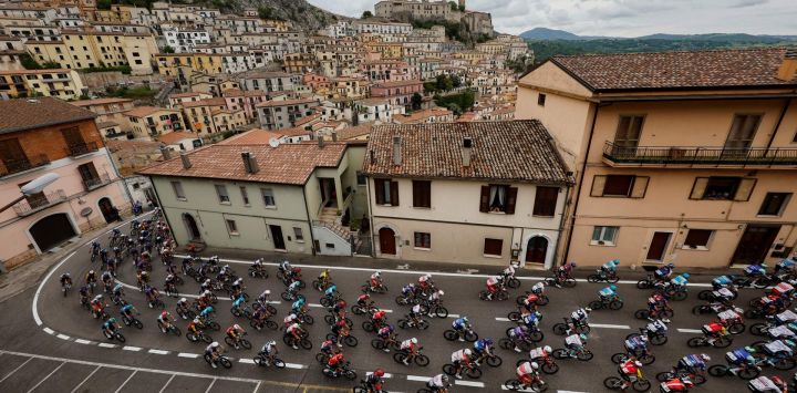 El pelotón pedalea en el pueblo de Muro Lucano durante la sexta etapa del 108º Giro de Italia, una carrera ciclista de 227 km entre Potenza y Nápoles.