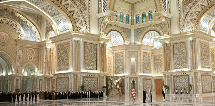 El presidente de Estados Unidos, Donald Trump y el presidente de los Emiratos Árabes Unidos, el jeque Mohamed bin Zayed Al Nahyan, llegan a Qasr Al-Watan (Palacio de la Nación) en Abu Dabi.