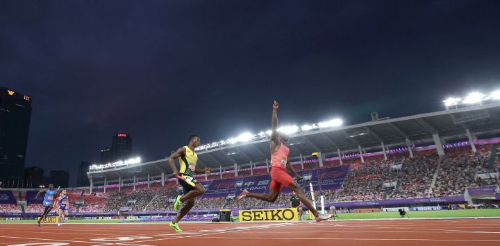 Imagen de Eliezer Adjibi, del equipo de Canadá, cruzando la línea de meta durante la final de relevos 4x100m mixtos de los Relevos Mundiales de Atletismo de Guangzhou 2025, en Guangzhou, en la provincia de Guangdong, en el sur de China.