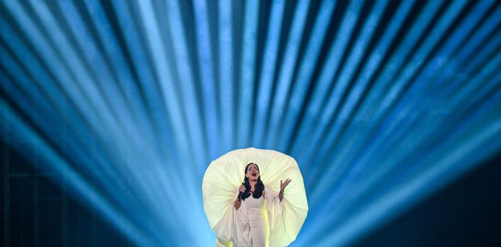 La cantante montenegrina Nina Zizic, representante de Montenegro, interpreta la canción "Dobrodosli" durante el ensayo general de la segunda semifinal del Festival de la Canción de Eurovisión 2025, en el estadio St. Jakobshalle de Basilea.