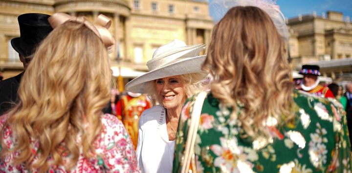 La reina Camila de Gran Bretaña saluda a los invitados durante la Fiesta del Jardín de Educación y Habilidades en el Palacio de Buckingham en Londres.
