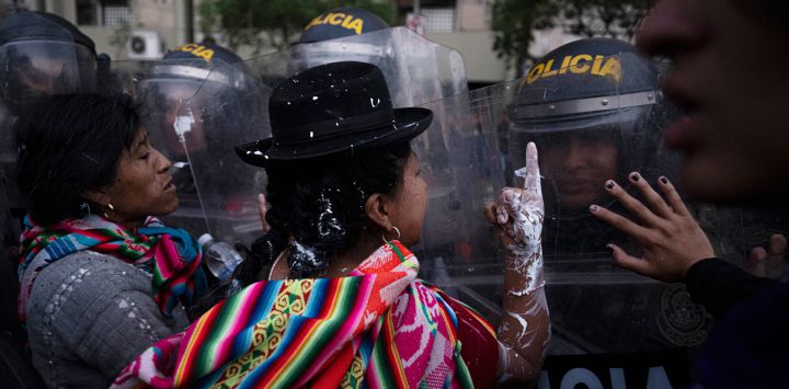 Manifestantes se enfrentan con la policía antidisturbios durante una protesta antigubernamental en Lima. La presidenta peruana Dina Boluarte nombró a su nuevo jefe de Gabinete en medio de una nueva jornada de protestas contra su impopular gobierno debido a una ola de extorsión por parte del crimen organizado.