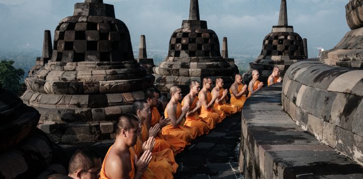Monjes budistas rezan entre las estupas del templo de Borobudur, el monumento budista más grande del mundo y Patrimonio de la Humanidad por la UNESCO, en Magelang, Java Central, Indonesia.