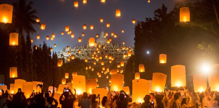 Personas lanzan linternas de oración durante las celebraciones del Día de Vesak en el templo Borobudur, en Magelang, Java Central, Indonesia.