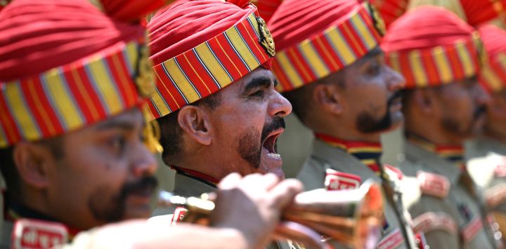 Soldados de la Fuerza de Seguridad Fronteriza (BSF) rinden homenaje durante una ceremonia de ofrenda floral al agente Deepak Chingakham, de dicha fuerza, quien falleció durante un tiroteo transfronterizo entre India y Pakistán en Jammu.