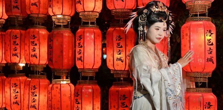 Una mujer posa para una sesión fotográfica en el paraje escénico de la antigua ciudad de Luoyi, en Luoyang, provincia central china de Henan.