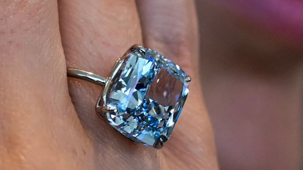 Un extraño diamante azul se subastó por 21,5 millones de dólares.