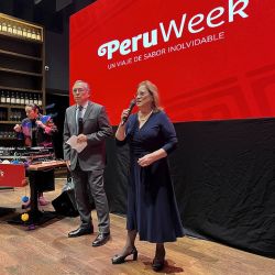 El Embajador de Perú, Carlos Alberto Chocano Burga, y Silvia Seperak, representante de Promperú, durante la presentación.