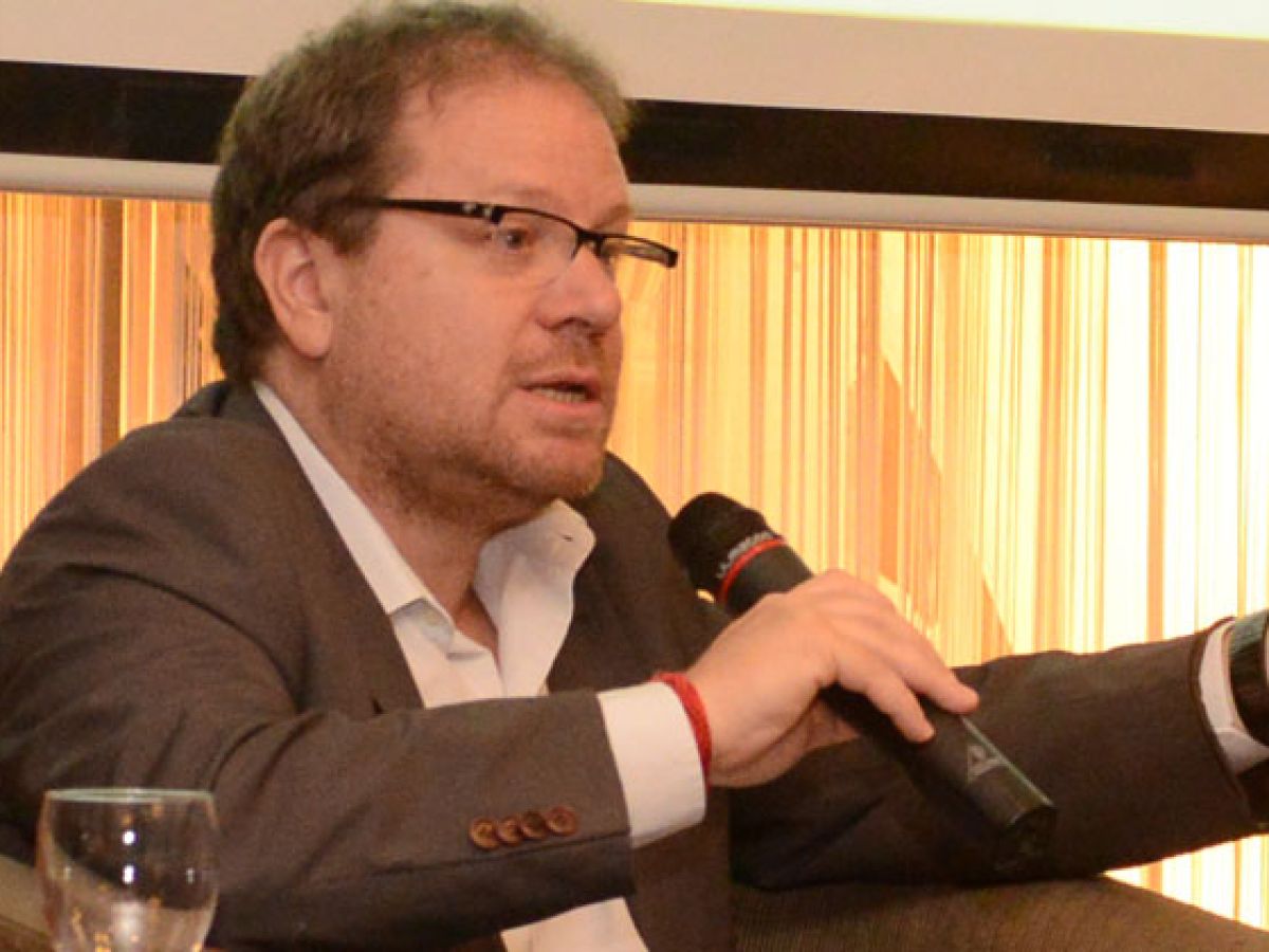Carlos Burgueño, periodista: “el ingreso de celulares importados puede fulminar la industria local de ensamblado”