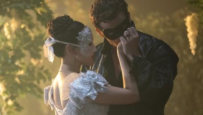 La historia de amor, escándalos y bailes de época que conquistó a millones vuelve con todo. Netflix anunció la fecha de estreno de la cuarta temporada y confirmó dos más: habrá Bridgerton para rato.
