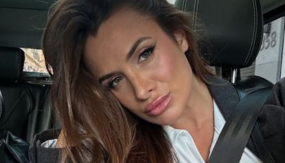 La modelo acompañó a José Sosa y al plantel de Estudiantes a Río de Janeiro, y fue tendencia por su elección de moda.
