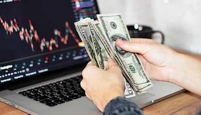 Desde Instagram a TikTok, sus clases de economía en redes son furor. Qué dudas les consulta más la gente.