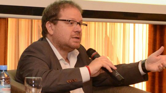 Carlos Burgueño, periodista: “el ingreso de celulares importados puede fulminar la industria local de ensamblado”