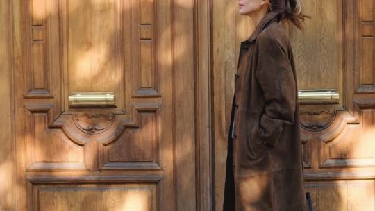 Juliana Awada da cátedra al combinar marrón chocolate con negro: cómo llevar esta dupla ganadora en invierno