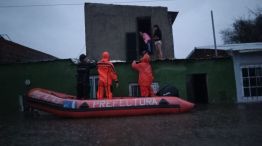 Evacúan habitantes de Zárate por las inundaciones