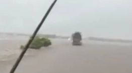 Micros varados en ruta 9, postales del tremendo temporal que azota provincia de Buenos Aires.