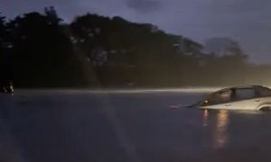 Una foto de la ruta 9, convertida en un océano por la tormenta.