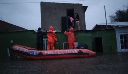 Evacúan habitantes de Zárate por las inundaciones