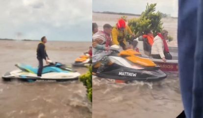 Rescate del micro varado por la inundación