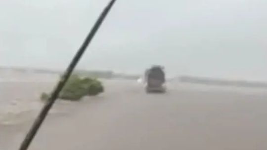 Micros varados en ruta 9, postales del tremendo temporal que azota provincia de Buenos Aires.