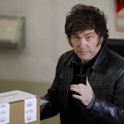 El presidente Javier  Milei votó esta mañana en la  sede de la UTN del barrio de  Almagro, donde fue consultado  por las críticas el PRO a La  Libertad Avanza por el video  fake hecho con inteligencia  artificial y sostuvo que  \"Mauricio Macri está hecho un  llorón\" y que a los  representantes del partido  amarillo \"se los ve muy de  cristal\".FOTO: DANIEL VIDES/NA | Foto:NA